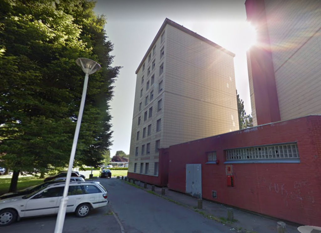 Salarié en médiation sociale insertion lille effectuant une tournée de veille dans une résidence à Lille