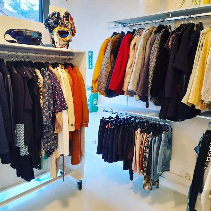 Boutique de vêtement atelier couture et repassage