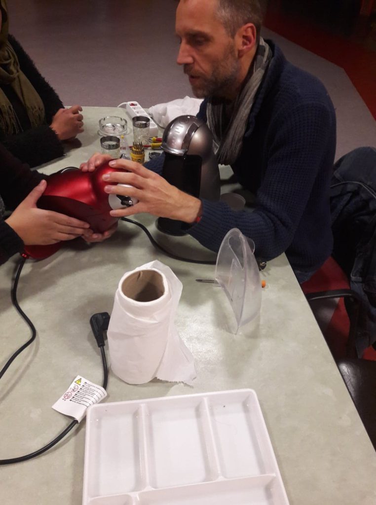 Moment de partage et de lien social au Repair Café mensuel de Lille Sud Insertion