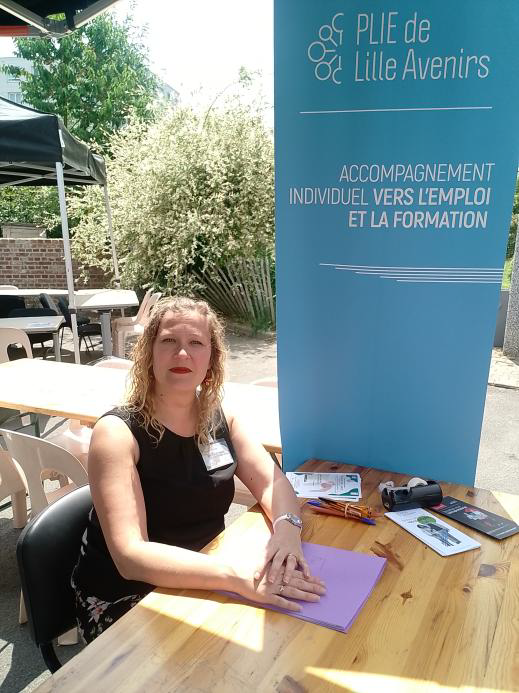 Participant en entretien d'accompagnement professionnel avec son référent PLIE à Lille